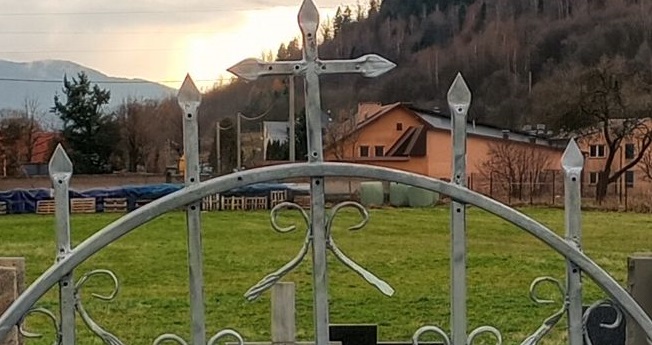 Odnowione ogrodzenie cmentarza parafialnego